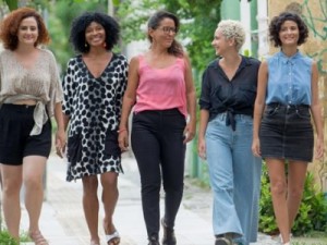 Mulheres apostam no potencial criativo da Praia de Iracema como forma de empreender e resistir