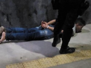 Suspeito de série de assaltos é preso pela polícia após sofrer tentativa de linchamento