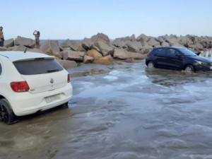 Tsunami meteorológico atinge o Litoral Sul e arrasta veículos na praia do Cassino; veja o vídeo
