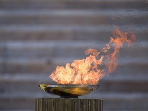 Japoneses recebem tocha Olímpica com portões fechados