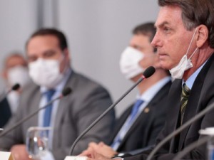 Bolsonaro diz que pode ter sido infectado e cogita novo teste para o coronavírus