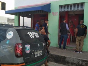 Ação da polícia fiscaliza comércios e fecha empresa de venda de alumínio em Fortaleza