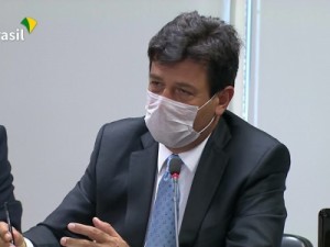Ministro da saúde diz que infecção por coronavírus no Brasil deve disparar em abril