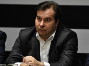 'Adiar eleições é uma discussão completamente equivocada', diz Rodrigo Maia