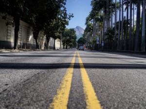 Maioria tem medo do coronavírus e apoia suspensão de aulas e eventos e fechamento de fronteiras, diz Datafolha