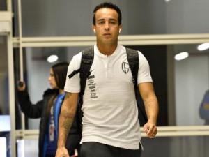 Chateado com Corinthians, Jadson diz que clube deve férias e desconversa sobre o Vasco