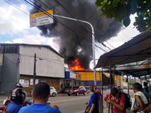 Galpão de loja de ferragens é tomado por incêndio, em Fortaleza