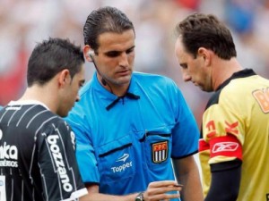 Árbitro guarda bola do gol 100 de Ceni pelo São Paulo e avalia lance: "Dizem que não foi falta"