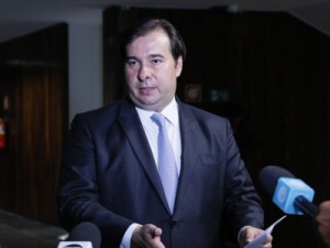 Coronavírus: Maia critica previsão do governo de pagar a partir do dia 16 R$ 600 a informais