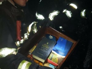 Bíblia fica intacta em casa destruída por incêndio no Domingo de Ramos em SP