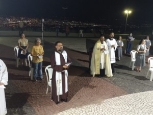 Sacerdotes se reúnem para orar aos pés da Estátua do Padre Cícero