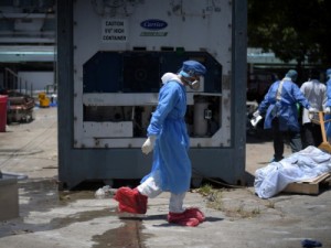 Equador recebe doação de mil caixões de papelão para corpos por coronavírus nas ruas