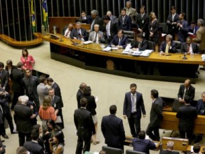 Câmara aprova projeto que torna automática a inscrição na tarifa social de energia