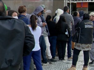 Busca por regularizar CPF para obter auxílio emergencial causa filas em agências da Receita