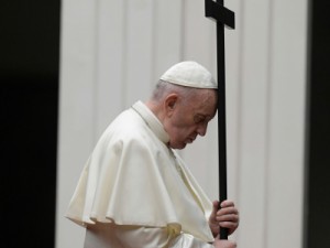 Médicos e enfermeiros acompanham Papa Francisco na procissão de Via Crucis no Vaticano