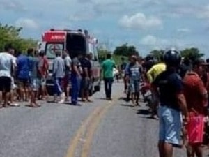 Mulher morre e homem fica ferido em colisão de moto e caminhão na PB
