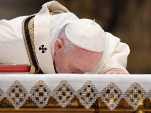 Papa Francisco pede união para enfrentar pandemia na missa do Domingo de Páscoa