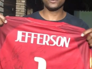 Ex-goleiro Jefferson promove leilão beneficente de camisa da Copa de 2014