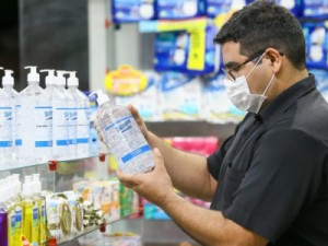 Governo do Ceará proíbe venda de testes de Covid-19 em farmácias