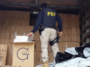 PRF aprende carga de cigarros contrabandeados