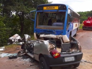 Sete jovens morrem em acidente entre carro e ônibus em Sertãozinho, SP