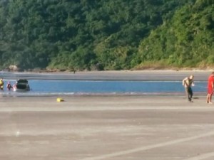 Homem morre após atolar carro no mar e ser arrastado pela correnteza no litoral de SP