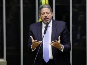 Na tentativa de se aproximar de partidos à direita, Bolsonaro recebe e faz fotos com líder do PP