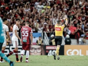 Novas regras do futebol dividem opiniões entre ex-árbitros