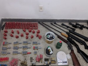 Armas e munições são apreendidas dentro de residência no Eusébio; homem é preso