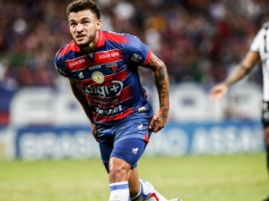 Ex-Fortaleza, atacante André Luis doa quase uma tonelada de alimentos a famílias carentes