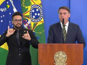 Bolsonaro contraria AGU e diz que recorrerá para ter Ramagem na PF: 'Quem manda sou eu'