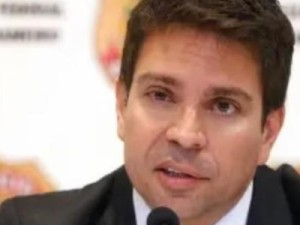 Bolsonaro recua e cancela nomeação de Ramagem na PF após decisão do STF