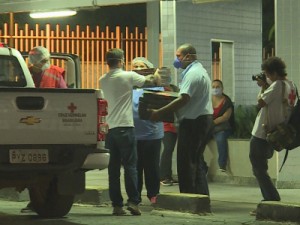 Cruz Vermelha entrega pizza a sem-teto e doa kits de limpeza a instituições de idosos em MG