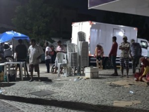 CE Operação fiscal apreende cadeiras para venda de lugares em filas de bancos