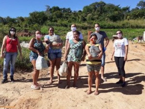 Barbalha-CE Grupo Coração Solidário entrega cestas básicas a recicladores