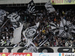 Torcedores do Botafogo fazem campanha por cestas básicas para funcionários do clube