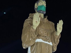 Estátua de São Francisco recebe máscara para conscientizar sobre cuidados contra a Covid-19