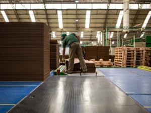 Pela 1ª vez em 8 anos, produção industrial cai em todos os 15 locais pesquisados