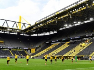 Após goleada, jogadores do Borussia aplaudem setor da Muralha Amarela, mesmo com arquibancadas vazias