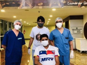 Torcedor recebe homenagem de ídolos do Fortaleza curado da Covid-19