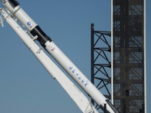 De olho na previsão do tempo, SpaceX prepara lançamento de foguete com astronautas nesta quarta