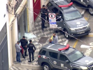 Assalto a banco na Z. Oeste de SP tem dois mortos; fuga teve refém