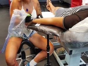 Brasileira consegue residência permanente na Austrália por excelência em fazer tatuagens