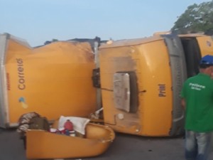 Carga dos Correios é saqueada após colisão entre duas carretas na BR-116, no Ceará; uma motorista morreu