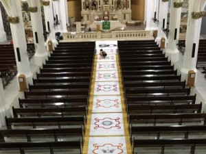 Tapetes são confeccionados na Igreja Cristo Rei para comemorações online de Corpus Christi