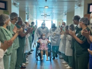 Após quadro grave de Covid-19, idosa de 100 anos recebe alta em Fortaleza