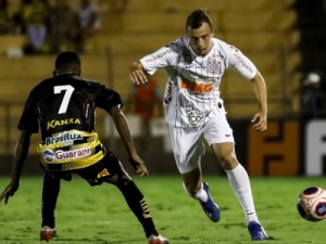 Empresário de Carlos Augusto vai à Europa, e Corinthians pode vender lateral-esquerdo