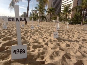 Ato de médicos homenageia vítimas de Covid-19 com cruzes na Praia de Iracema