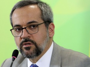 Ala política defende saída de Weintraub da Educação, e STF aguarda demissão