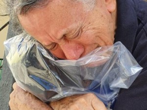 Criança de 5 anos usa capa protetora para abraçar avô, que mora sozinho em Fortaleza